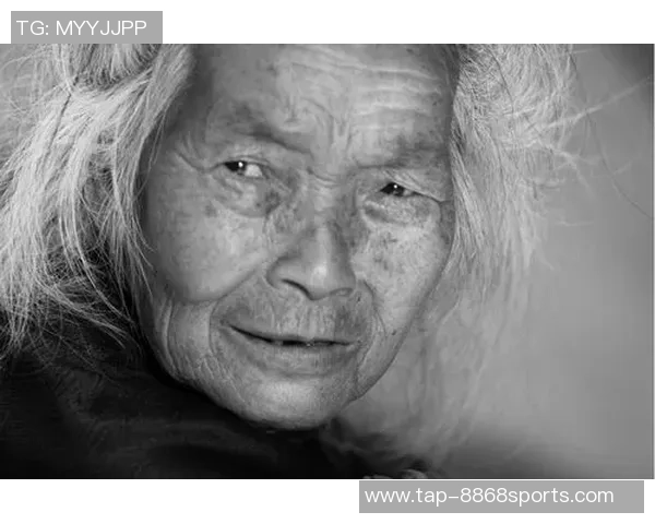 足球杯素描艺术展现足球激情与梦想的完美结合